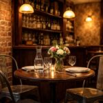 aménagez un coin repas chaleureux et convivial au style bistrot parisien avec les chaises tolix, alliant authenticité et design industriel pour une ambiance unique.